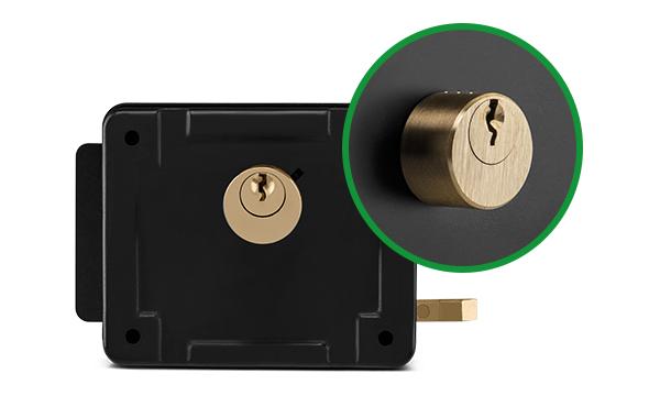 Instalação que permite a abertura para dentro do ambiente