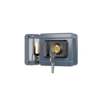 Imagem da Fechadura Elétrica FX 1500 na cor cinza, instalada em porta de madeira.
